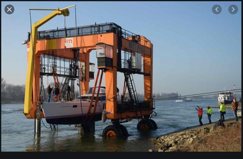 Big Willi sideways Travelift on the Rhine.