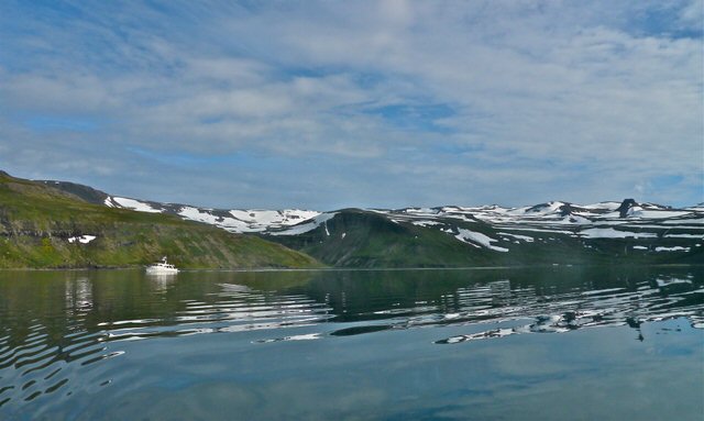 Venture II leaving Lonafjordur