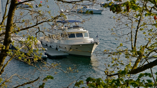 Venture at pontoon in Tobermory