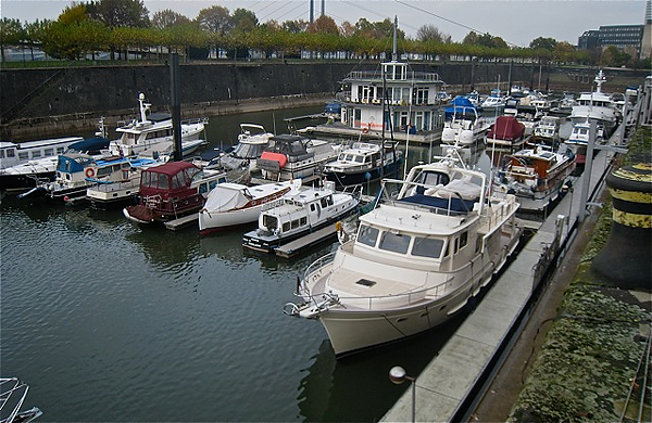 Venture II in marina in Düsseldorf